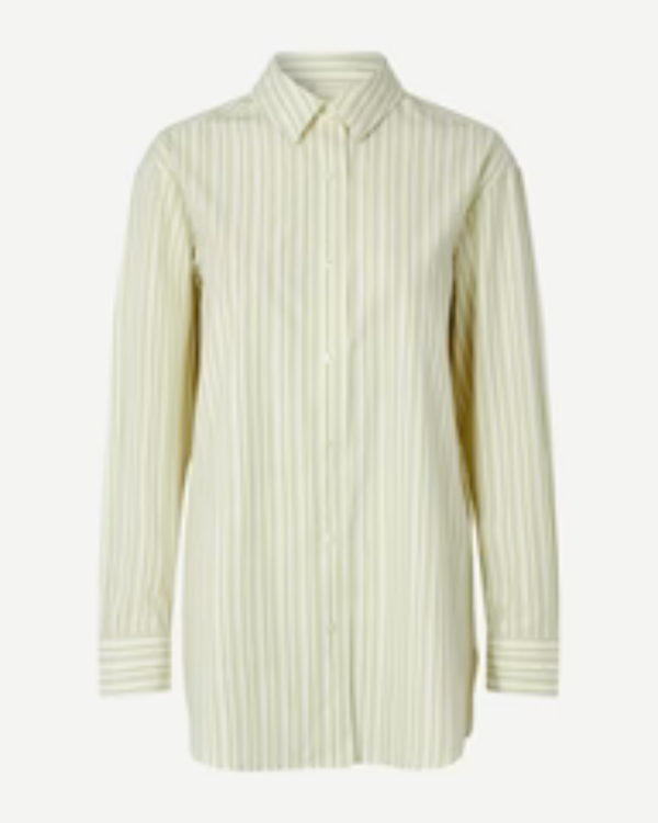 Camisa Salovar Sweet Pea St. confeccionada en una suave mezcla de TENCEL™ Lyocell y algodón. Su diseño de rayas en tonos beige y verde pálido aporta frescura y versatilidad, mientras que el corte relajado con hombros caídos garantiza comodidad y una caída natural. Una prenda elegante y fácil de combinar para el día a día.