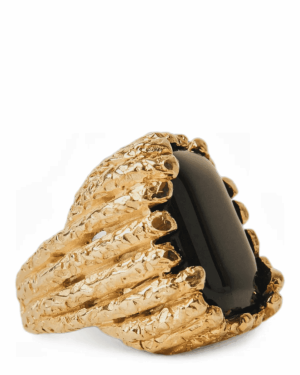 ANILLO BOSCO DORADO CON PIEDRA DE ÓNIX NEGRO RECTANGULAR Y ACABADO TEXTURIZADO
