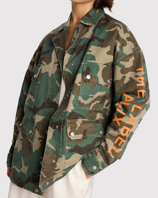 CHAQUETA OVERSIZE DE CAMUFLAJE ALIX THE LABEL EN ALGODÓN CON MÚLTIPLES BOLSILLOS