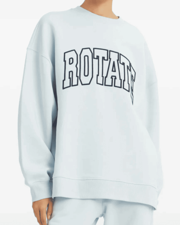 Sudadera ROTATE Birger Christensen azul claro con logo bordado en contraste.