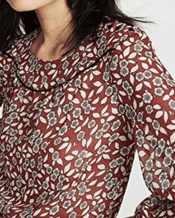 Vestido BILLY de ba&sh corto con estampado floral, mangas tres cuartos y falda de doble volante.